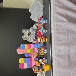 Fisher Price Littke People Animal Zoo Adventure Playset with Figures And Blocks